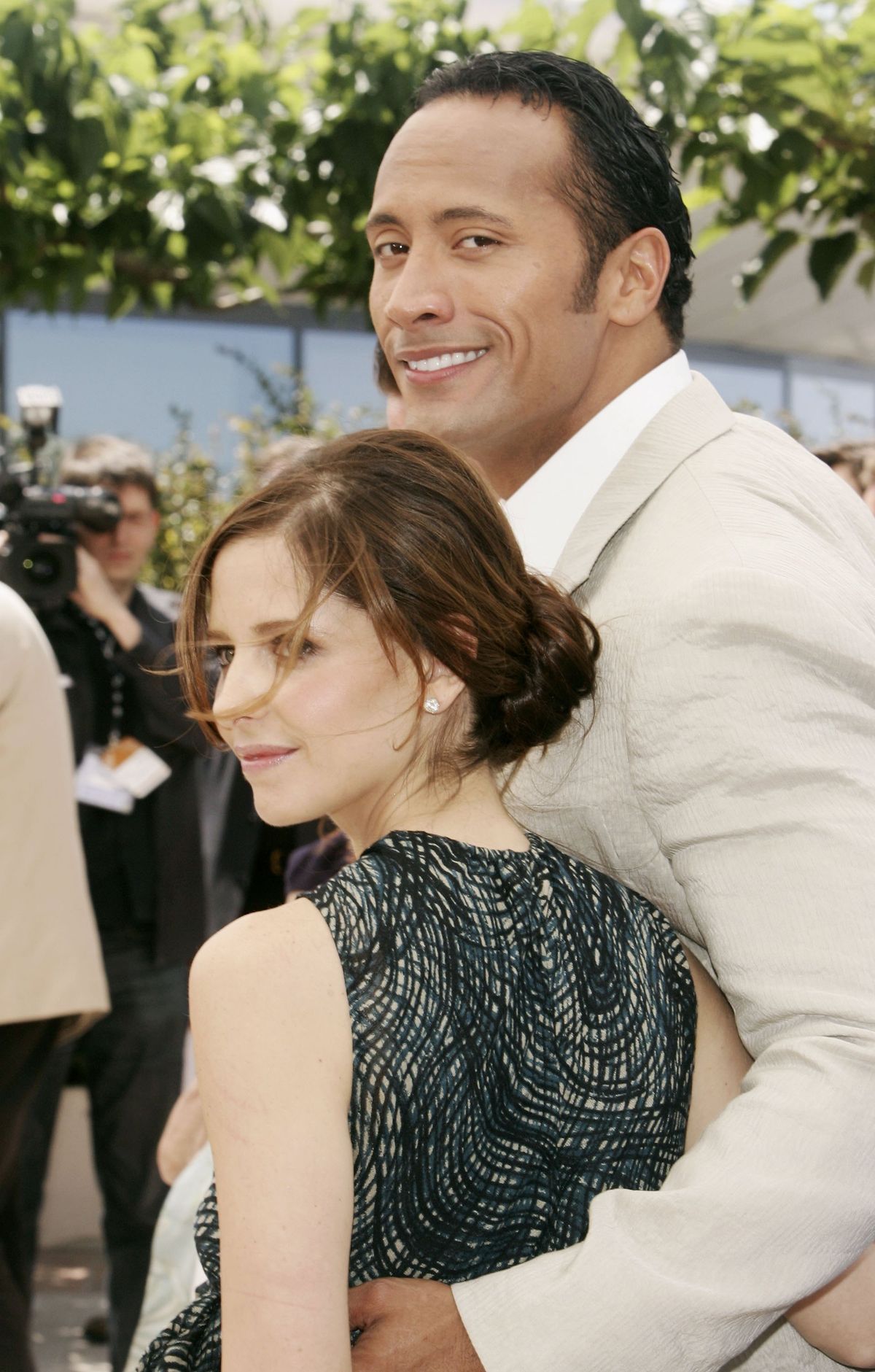 CANNES, FRANCE - MAY 21:  US actors Dwayne 'The Rock' Johnson and Sarah Michelle Gellar attend a photocall promoting the film 'Southland Tales' at the Palais during the 59th International Cannes Film Festival on May 21, 2006 in Cannes, France.  (Photo by Pascal Le Segretain/Getty Images)