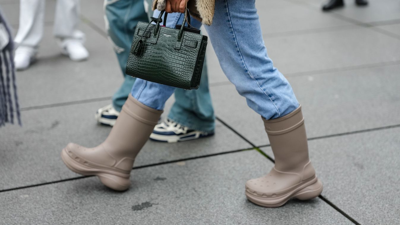 PARIS, FRANCE - JANUARY 22: A guest wears a dark green leather Saint Laurent bag with crocodile patterns, outside Paradis, during the Paris Fashion week Men’s Fall/Winter 2025-2026 on January 22, 2025 in Paris, France. (Photo by Edward Berthelot/Getty I