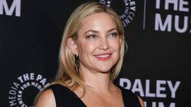 Elszabadult Kate Hudson mélyen dekoltált ruhája: videón a kínos eset