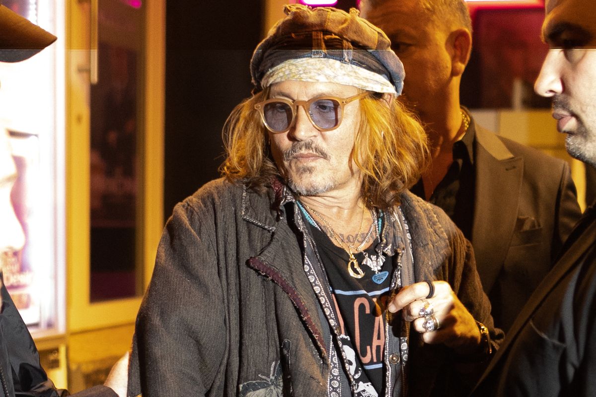 Al Pacino et Johnny Depp quittent l'avant-première du long métrage, "Jeanne du Barry" au cinéma du Panthéon à Paris, le 26 avril 2023. Ce film de M.Le Besco sera présenté en ouverture du prochain festival de Cannes, le 16 mai 2023. Les deux acteurs, qui avaient joué ensemble dans "Donnie Brasco" en 1997, sont sur le point de travailler à nouveau ensemble sur le projet du biopic consacré au peintre italien, Modigliani. Ils sont ensuite allés au restaurant, "L'atelier de Joël Robuchon". Al Pacino and Johnny Depp leave the preview of the feature film, "Jeanne du Barry" at the Pantheon cinema in Paris, April 26, 2023. This film by M.Le Besco will be presented at the opening of the next Cannes festival, the May 16, 2023. The two actors, who had starred together in "Donnie Brasco" in 1997, are about to work together again on the biopic project dedicated to the Italian painter, Modigliani. They then went to the restaurant, "L'atelier de Joël Robuchon".