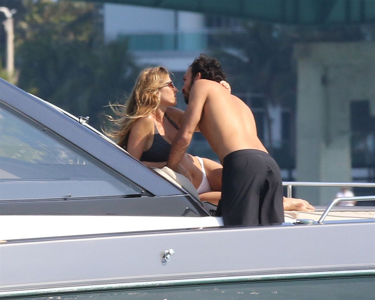 *PREMIUM-EXCLUSIVE* Miami, FL  - Gisele Bündchen shows off her bare abs one month out from giving birth as she is seen spending a relaxing Sunday afternoon aboard a yacht in Miami Beach with her boyfriend Joaquim Valente, daughter Vivian Lake, and friends. The group enjoys a beautiful day on the water, soaking up the sun and savoring quality family time. New parents Gisele and Joaquim are pictured sharing a kiss as Vivian snaps a pic of Joaquim and his family's sunday funday.

Shot on 03/09/25

*UK Clients - Pictures Containing Children
Please Pixelate Face Prior To Publication*,Image: 974333456, License: Rights-managed, Restrictions: Ref: BLU_S8207483 090325, Model Release: no, Pictured: Gisele Bündchen, Joaquim Valente, Vivian Brady