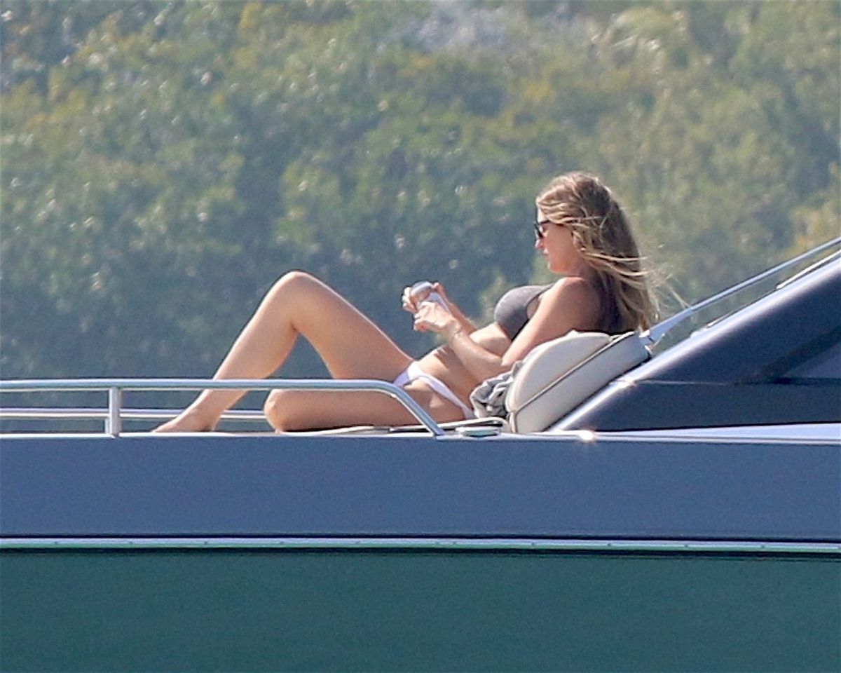 *PREMIUM-EXCLUSIVE* Miami, FL  - Gisele Bündchen shows off her bare abs one month out from giving birth as she is seen spending a relaxing Sunday afternoon aboard a yacht in Miami Beach with her boyfriend Joaquim Valente, daughter Vivian Lake, and friends. The group enjoys a beautiful day on the water, soaking up the sun and savoring quality family time. New parents Gisele and Joaquim are pictured sharing a kiss as Vivian snaps a pic of Joaquim and his family's sunday funday.
