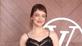 Emma Stone melltartó nélkül, egy átlátszó csipkeruhában jelent meg a párizsi divathéten