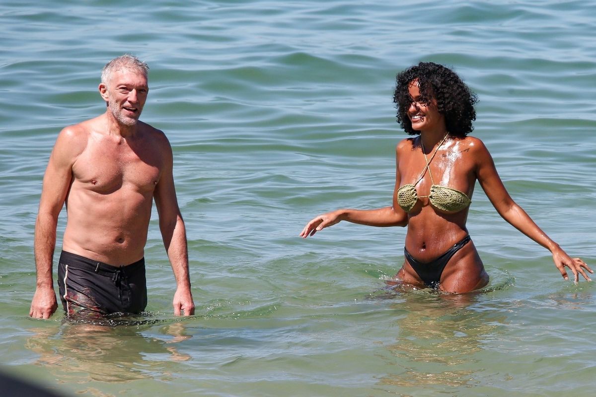 Rio de Janeiro, BRAZIL  - *EXCLUSIVE*  - Vincent Cassel relaxes at Arpoador Beach in Ipanema with Narah Baptista and his daughter Eva Cassel.
