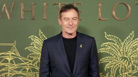 Lehullt a lepel: kiderült, hogy Jason Isaacs a saját férfiasságával sokkolta-e a Fehér Lótusz nézőit