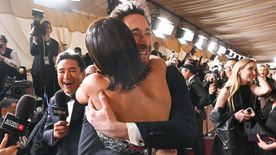 Döbbenet az Oscar-gálán! Halle Berry váratlanul szájon csókolta Adrien Brodyt — 22 éves adósságot törlesztett