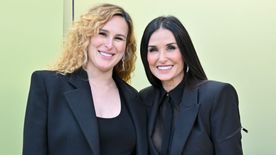 Rumer Willis édesanyja legendás arany bikinijében pózol – ezt viselte Demi Moore 30 éve a Sztriptízben