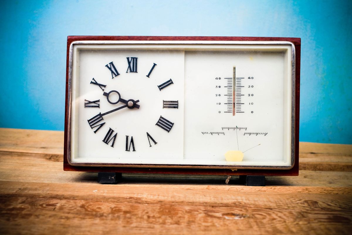 Old clock and barometer, életünk