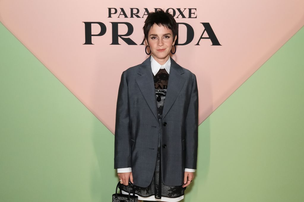 Emma azóta a kamera mögött is kipróbálta magát, és 2022-ben rendezőként debütált a Prada Paradoxe illatkampányában.