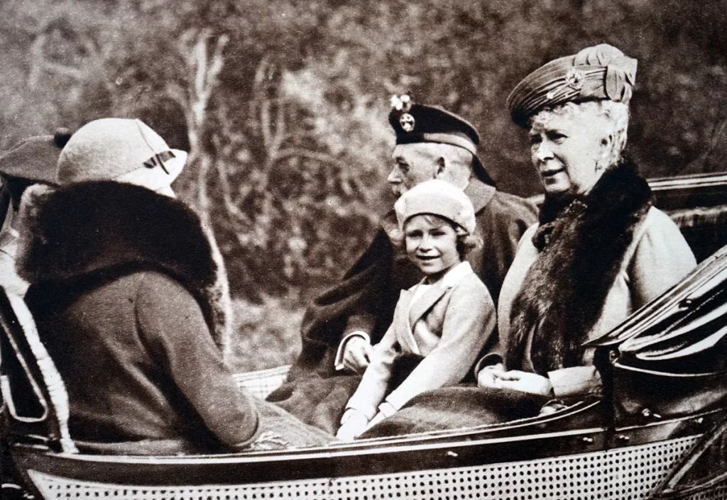 Gyerekkorában sok időt töltött nagyszüleivel V. György brit királlyal és Tecki Mária brit királynéval a család vidéki kastélyában.