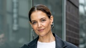 Imádjuk gyűlölni Katie Holmes új meztelen cipőjét
