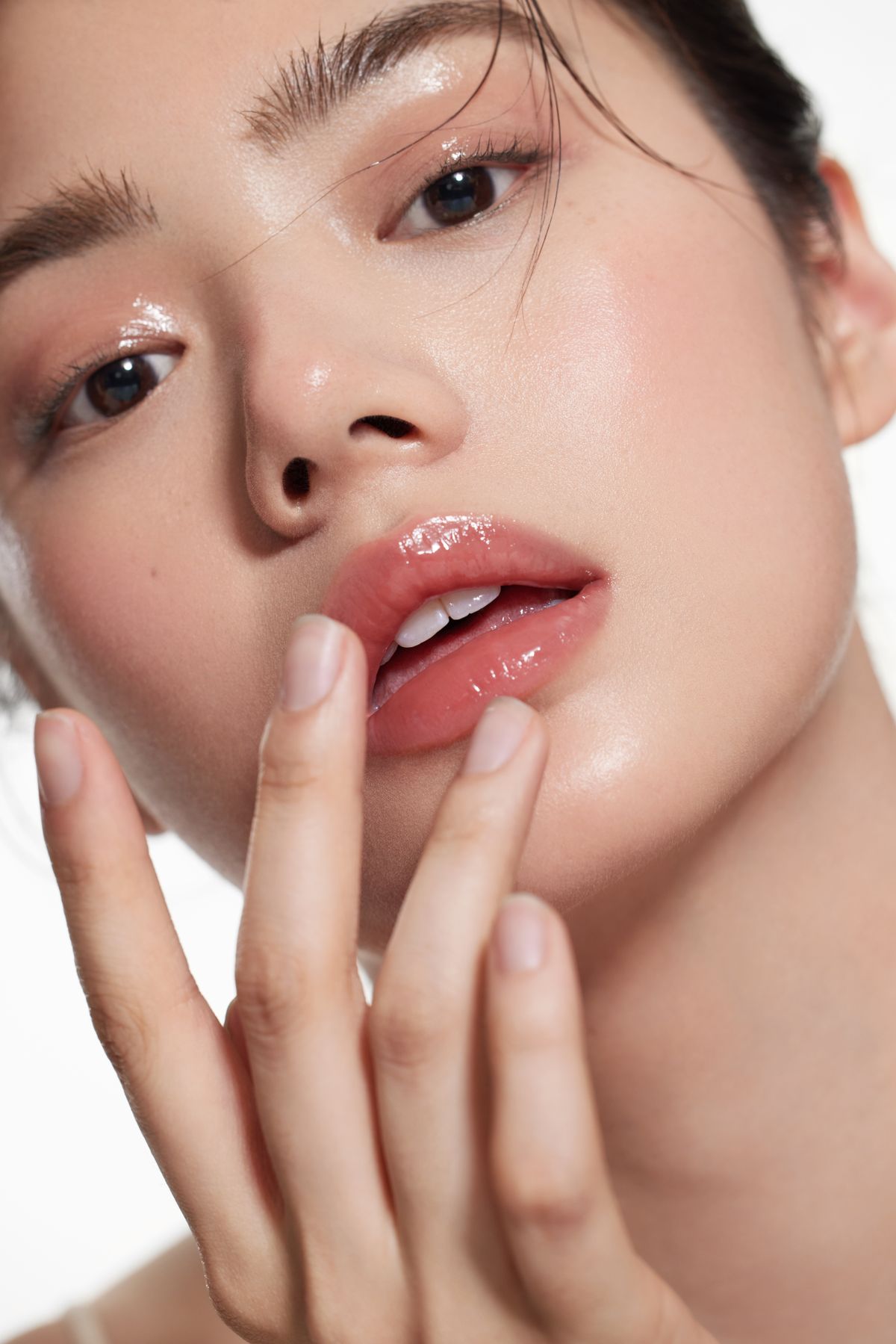 Egyre nagyobb népszerűsége van a koreai bőrápolásnak hazánkban is. A glass skin már nem csak TikTok álom. 