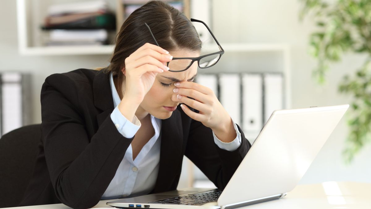 Office,Worker,Complaining,Suffering,Eyestrain,At,Work
