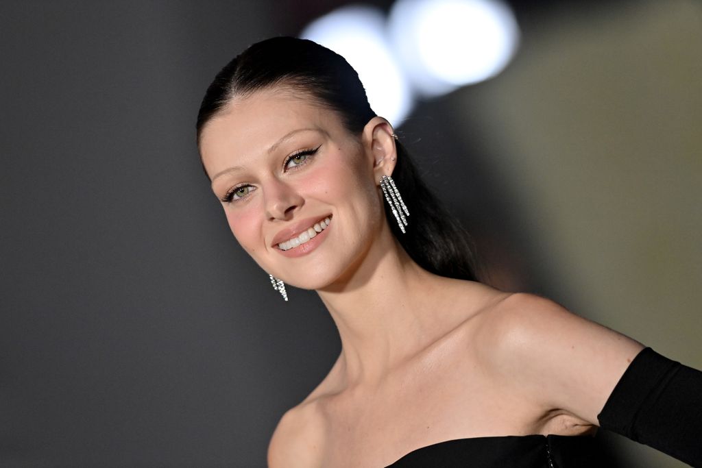 Nicola Peltz Beckham: A színésznő és modell, szintén csatlakozott a vékony szemöldök trendjéhez. A 2022-es párizsi divathéten a Valentino tavaszi/nyári bemutatóján fehérre szőkített szemöldökkel jelent meg, ami merész és figyelemfelkeltő változás volt korábbi megjelenéséhez képest. Nem sokkal később, a Los Angeles-i Academy Museum Gálán már rendkívül vékonyra formázott szemöldökkel tűnt fel, egyértelműen jelezve, hogy a '90-es évek stílusa visszatért.  