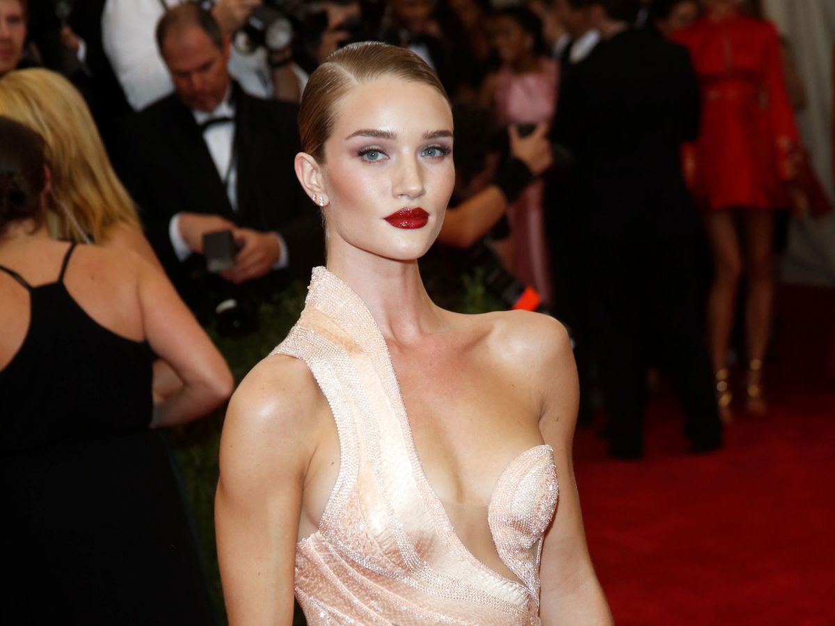 Model Rosie Huntington-Whiteley attends the 2015 Costume Institute Gala Benefit celebrating the exhibition 'China: Through the Looking Glass' at The Metropolitan Museum of Art in New York, USA, on 04 May 2015. Photo: Hubert Boesl/dpa - NO WIRE SERVICE - | usage worldwide   (Photo by Hubert Boesl/picture alliance via Getty Images)