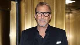 Mégsem Jennifer Lopezzel randizik Kevin Costner: ezzel a titokzatos nővel kapák lencsevégre