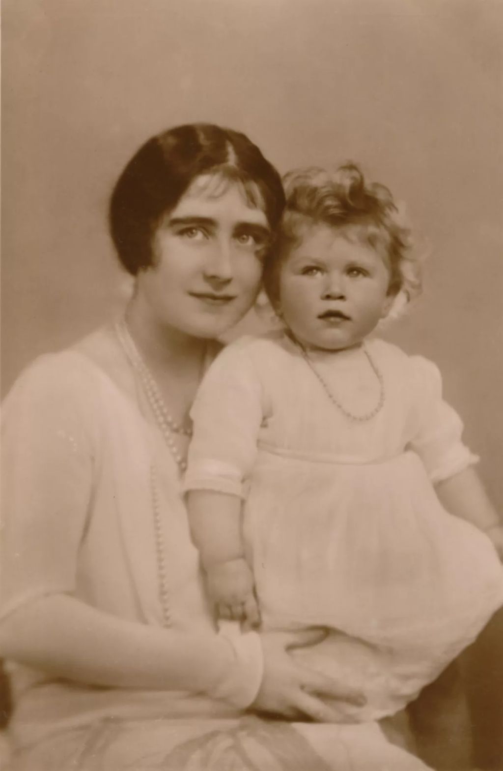 Erzsébet királynő eredetileg nem a brit trón örökösének született, az élet mégis úgy hozta, hogy királynő legyen. A képen édesanyjával Erzsébet brit királynéval látható.