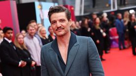 50 éves lett Hollywood egyik legszexibb jófiúja: Pedro Pascal