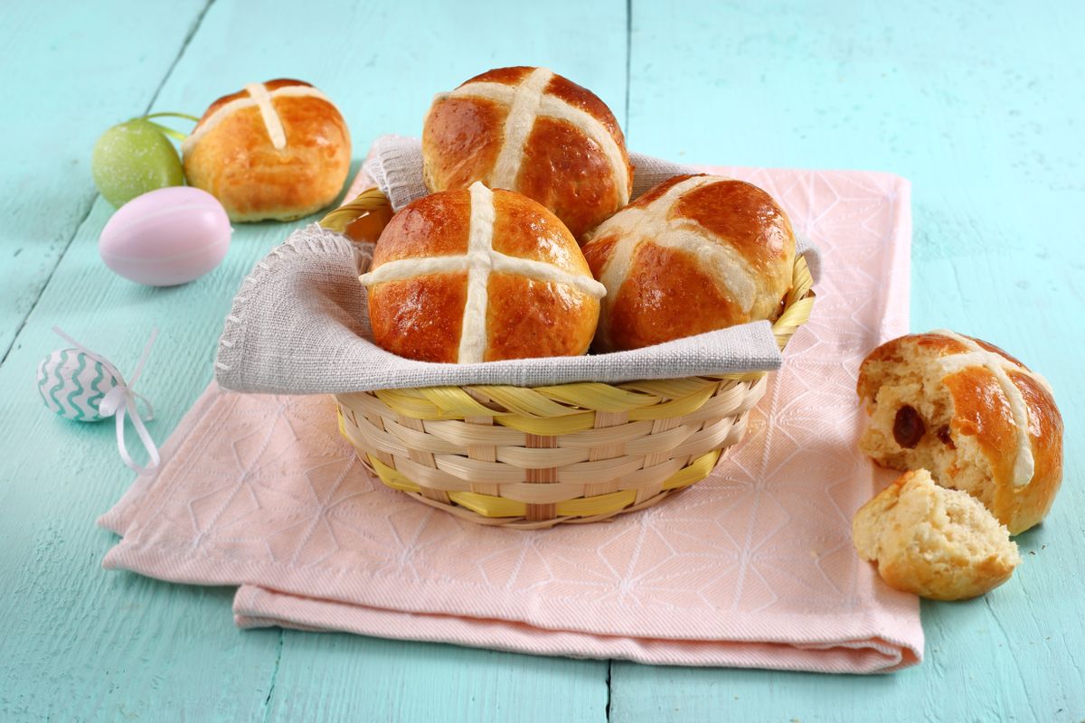 angol húsvéti zsemle, hot cross bun, húsvét 2025