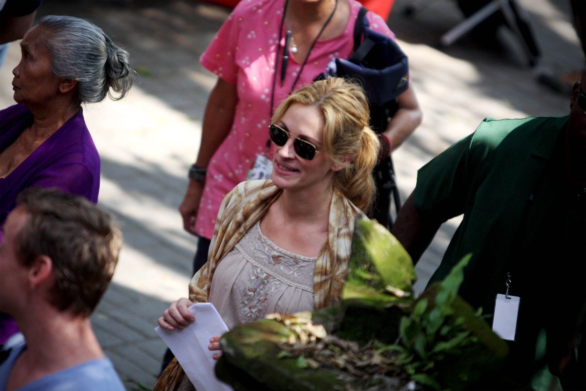 UBUD, BALI, INDONESIA - OCTOBER 20:  Actress Julia Roberts films her new movie "Eat, Pray, Love" at the Ubud market on October 20, 2009 in Denpasar, Bali, Indonesia.  (Photo by Ulet Ifansasti/Getty Images)