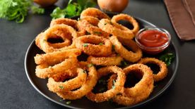 Air fryer receptek: ropogós hagymakarika, a tökéletes filmnézős nasi