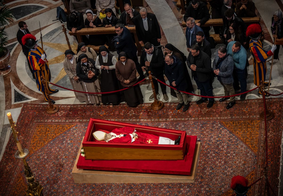 Ferenc pápa a ravatalon