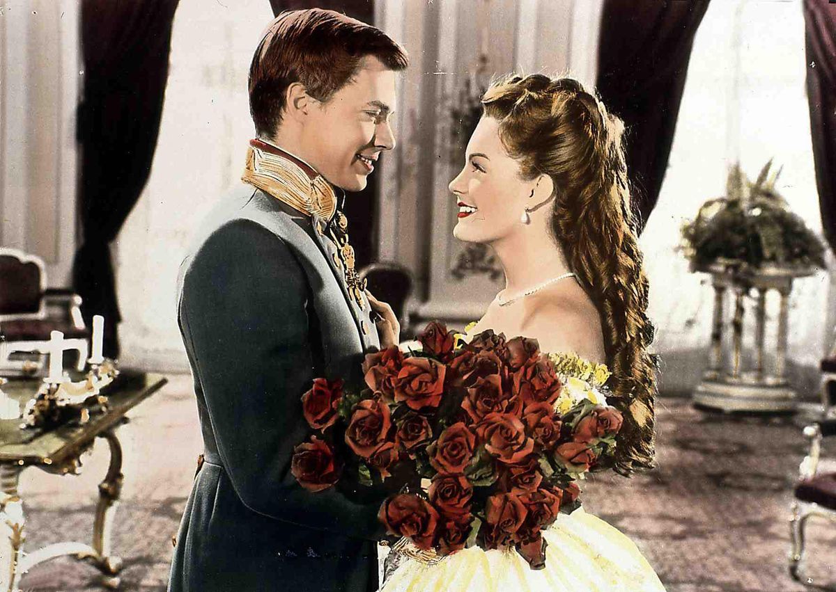 Kino. Sissi, Die Junge Kaiserin, 1950er, 1950s, Blumen, Film, Rosen, Sissi, Die Junge Kaiserin, flowers, roses, Sissi, Die Junge Kaiserin, 1950er, 1950s, Blumen, Film, Rosen, Sissi, Die Junge Kaiserin, flowers, roses, Kaiser Franz (Karlheinz Böhm), Sissi (Romy Schneider), 1956. (Photo by FilmPublicityArchive/United Archives via Getty Images)