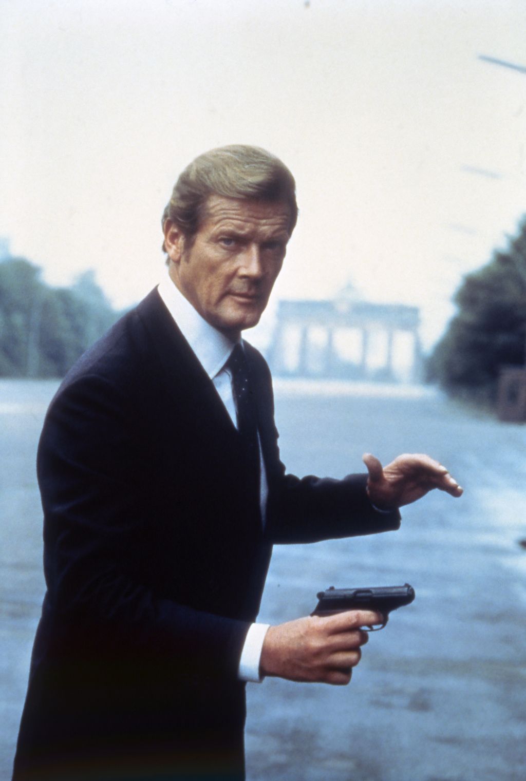 Roger Moore: a sármőr és hódító. Humoros, könnyed és ellenállhatatlanul stílusos. Ő volt az a Bond, aki játékosan csábított, és közben mégis mindig nyert.