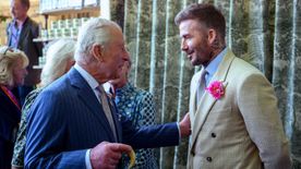 Károly király és David Becham egyértelmű üzenetet küldött Harry hercegnek és Brooklyn Beckhamnek