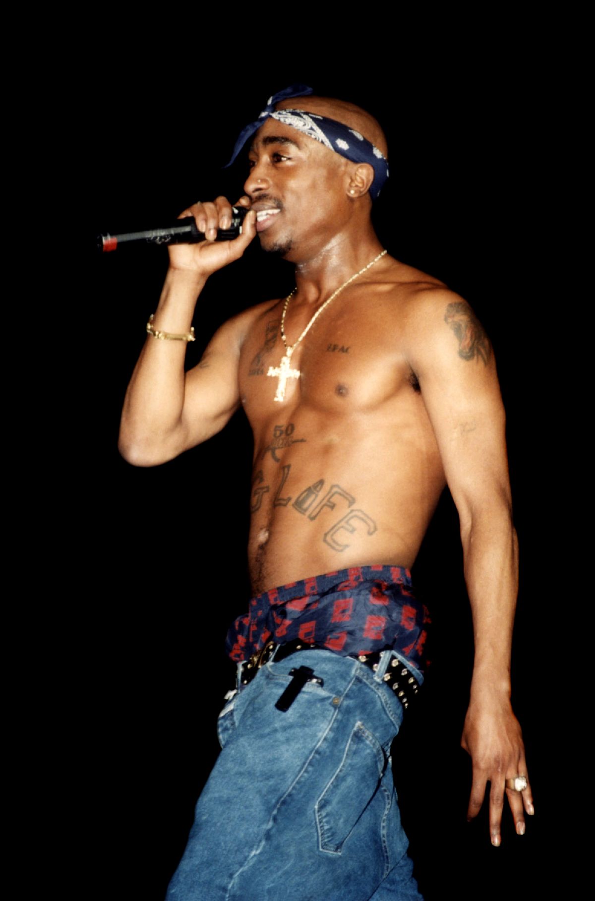 CHICAGO - MARCH 1994:  Rapper Tupac Shakur performs at the Regal Theater in Chicago, Illinois in March 1994.  (Photo By Raymond Boyd/Getty Images)