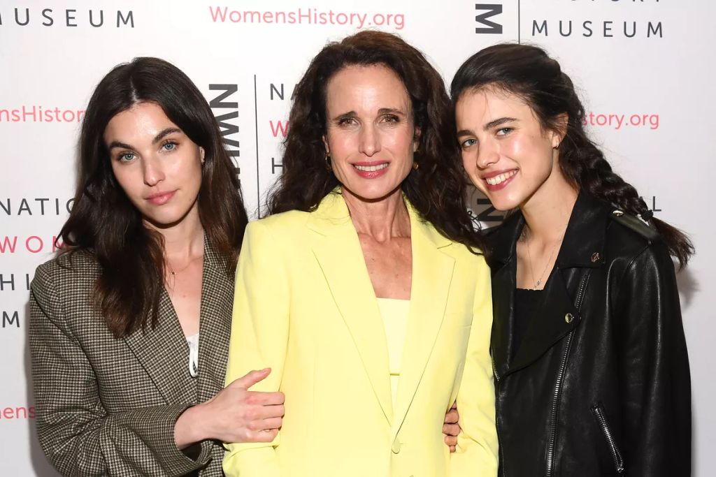 Andie MacDowell színésznő két lánya, Rainey és Margaret Qualley, szintén a művészetek világában találták meg hivatásukat. Margaret a filmvilág egyik új felfedezettje lett, mostanra sok nívós filmben láthattuk, míg Rainey színésznőként és énekes-dalszerzőként is ismert.