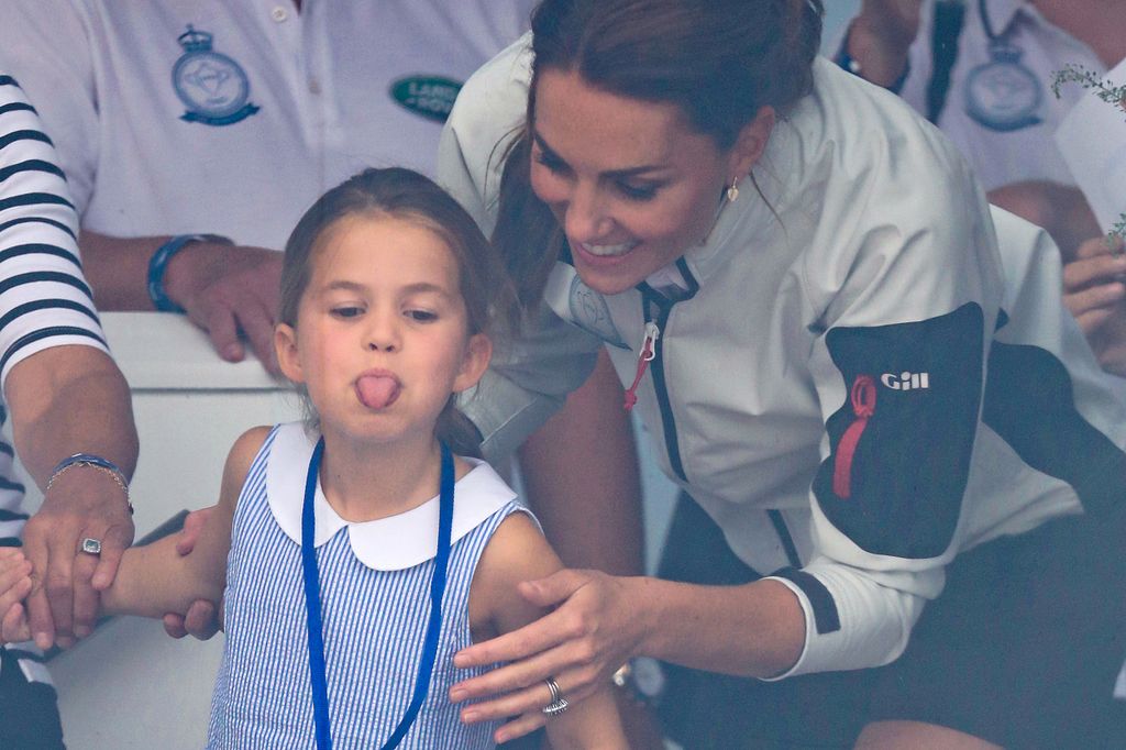 A King's Cup vitorlásverseny után Katalin hercegné megkérte lányát, hogy integetve búcsúzzon el a közönségtől. Sarolta azonban úgy döntött, hogy inkább nyelvet ölt a fotósokra, amit édesanyja nevetve fogadott.