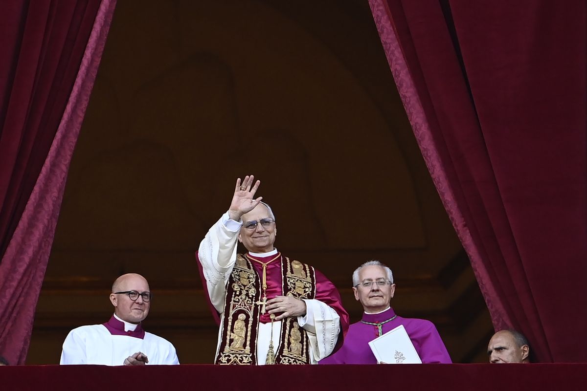 Robert Prevost, azaz XIV. Leó pápa a Szent Péter-bazilika központi loggiájánál jelenik meg, hogy üdvözölje a Szent Péter téren összegyűlt híveket a Vatikánban történt megválasztása után, 2025. május 8-án
