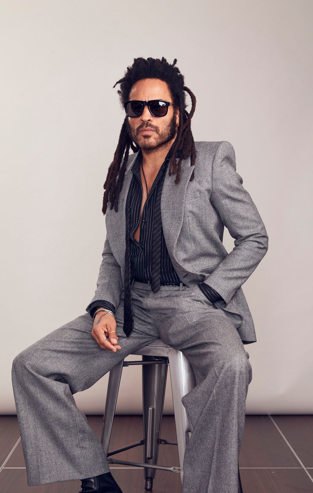 Lenny Kravitz – A rockisten, aki cölibátusban él

Miért szingli?

Már kilenc éve cölibátusban él, saját döntéséből. Azt mondja, csak akkor adja oda magát, ha méltó nő érkezik, aki nemcsak a testét, hanem a lelkét is szereti.
Sármos faktor: Feszes bőrkabát, zabolátlan szenvedély, spirituális mélység.