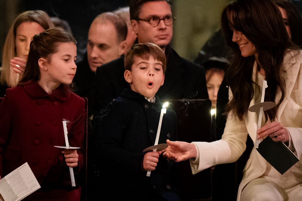 A Westminster-apátságban tartott karácsonyi koncerten Lajos herceg huncutkodott egyet: miközben testvére, Sarolta hercegnő gyertyát tartott, Lajos hirtelen elfújta azt. Katalin hercegné mosolyogva figyelte a jelenetet.
