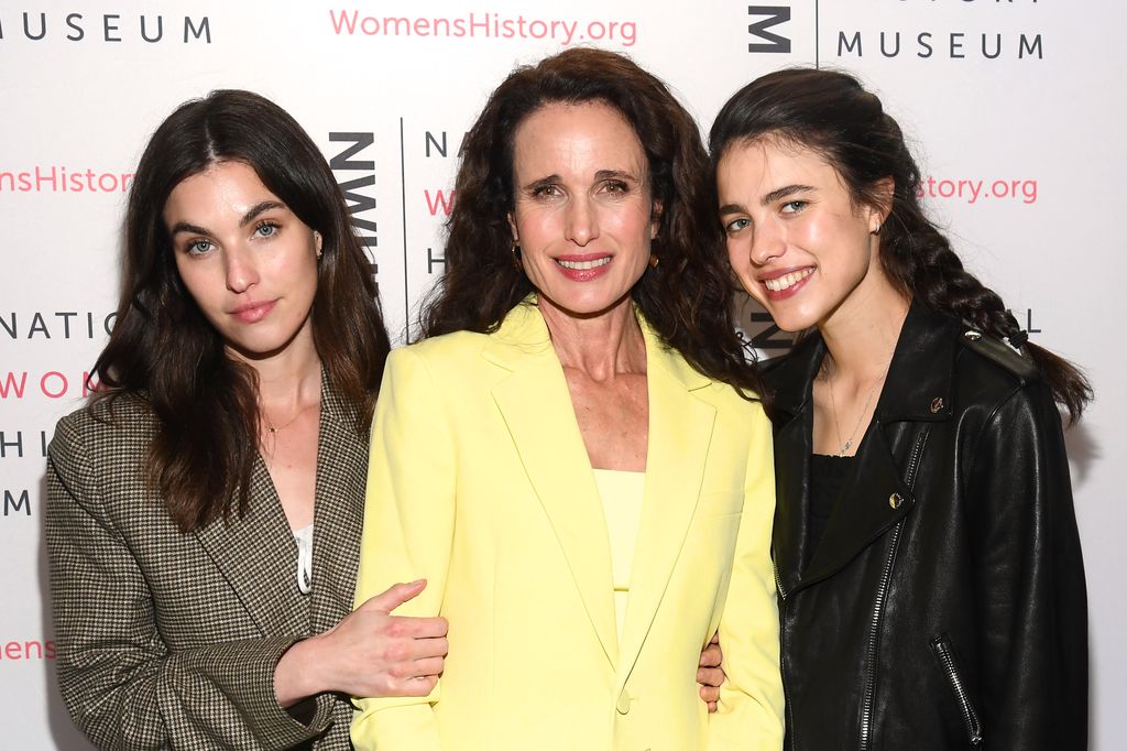 Andie MacDowell színésznő két lánya, Rainey és Margaret Qualley, szintén a művészetek világában találták meg hivatásukat. Margaret a filmvilág egyik új felfedezettje lett, mostanra sok nívós filmben láthattuk, míg Rainey színésznőként és énekes-dalszerzőként is ismert.  