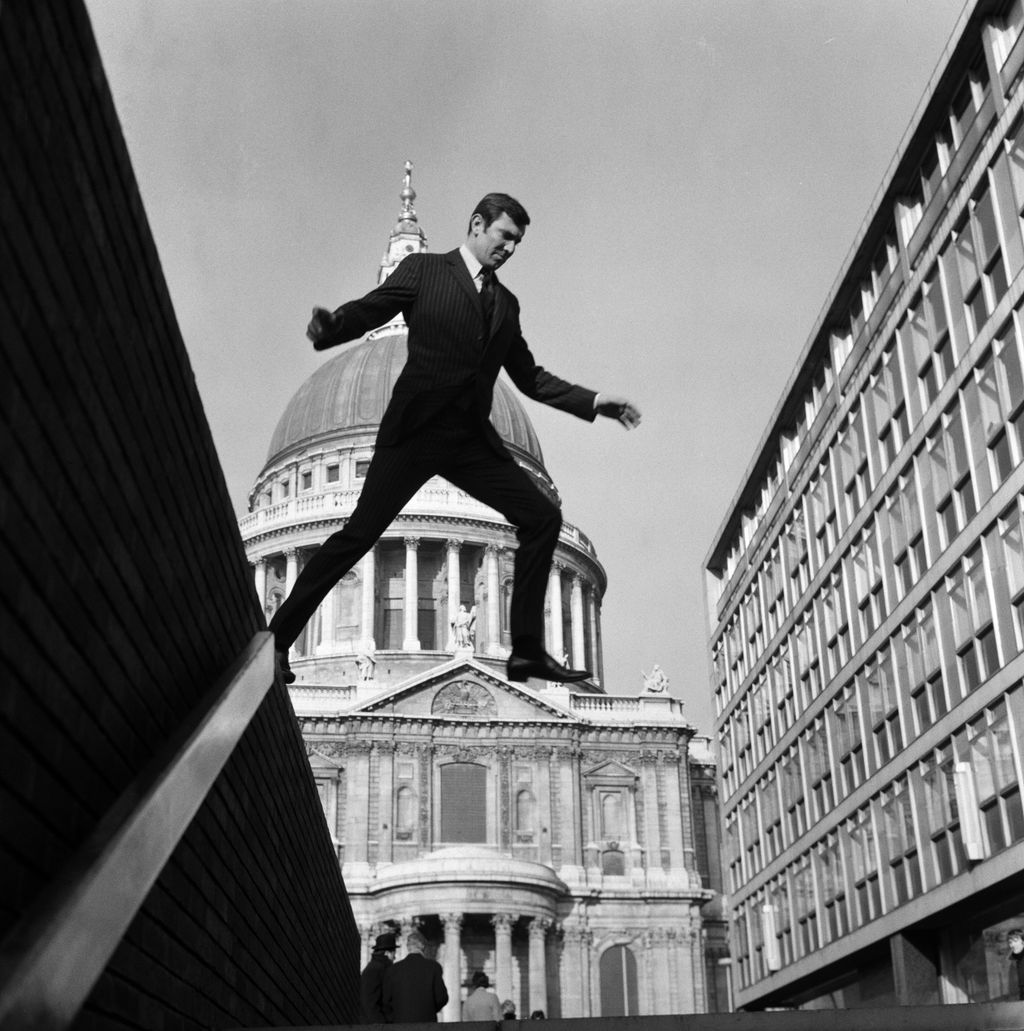 George Lazenby: a titokzatos egyéjszakás Bond. Egyetlen film, mégis örökre bevéste magát az emlékezetbe. Karizmatikus, vad és férfias – a tökéletes titkos szerető típus.