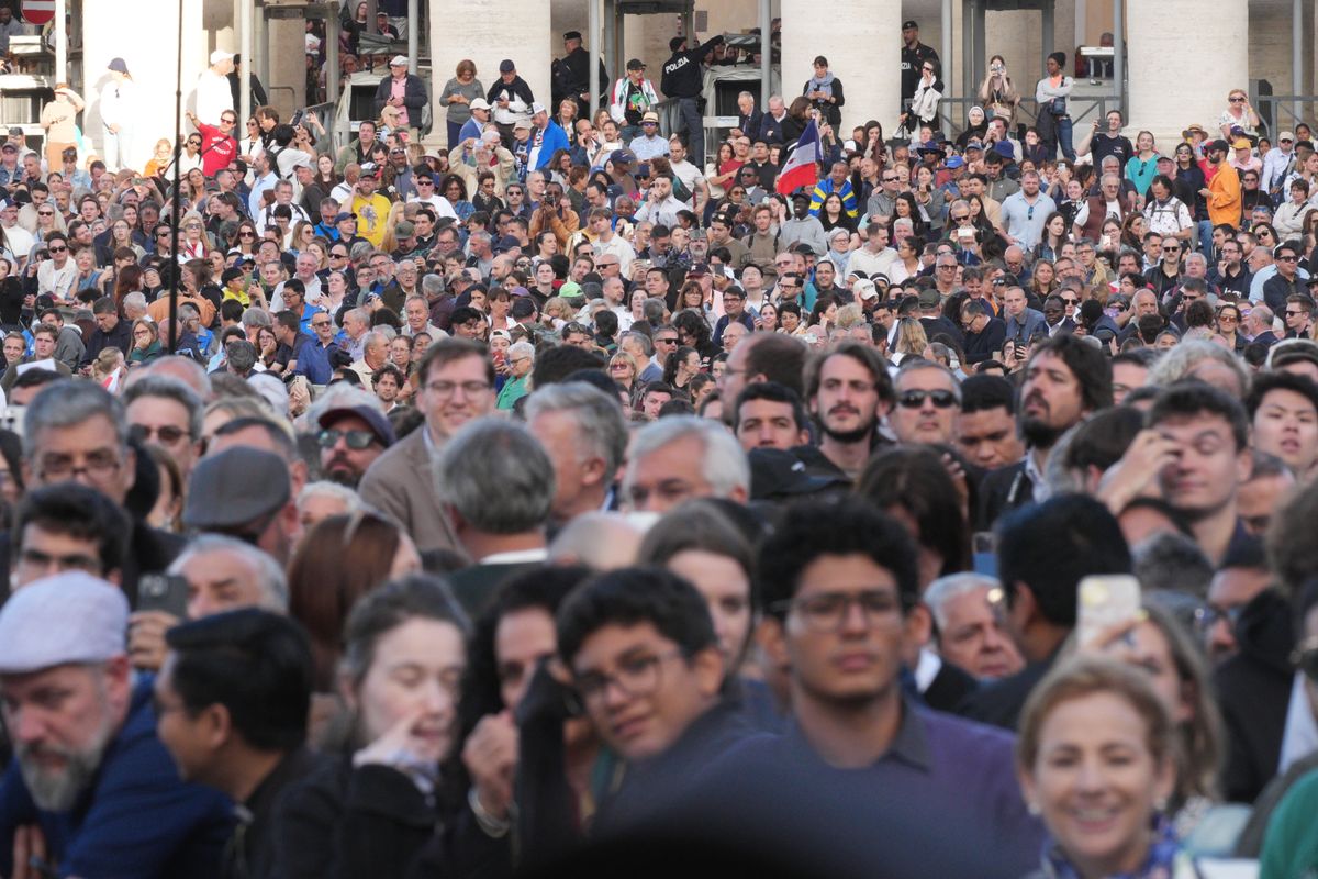 VATICAN CITY, VATICAN - MAY 7:  People gather in St Peter's Square in anticipation of a new pope as Cardinals begin their conclave to elect new Pope on May 7, 2025 in Vatican City, Vatican. Cardinals of the Catholic Church have descended on Vatican City to commence the papal conclave, the secretive voting process held in the Sistine Chapel that requires a two-thirds majority to elect the new leader of the Catholic Church. The election follows the death of Pope Francis on April 21 at the age of 88. (Photo by Christopher Furlong/Getty Images)