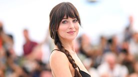 Dakota Johnson visszahozta a 2000-es évek egyik legkényelmesebb ruháját