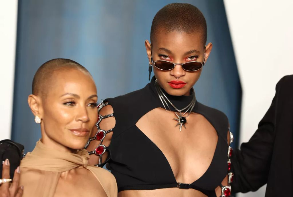 Jada Pinkett Smith és lánya, Willow, nemcsak megjelenésükben, hanem művészi kifejezésmódjukban is hasonlítanak. Willow fiatal kora ellenére már jelentős zenei karriert épített ki, és gyakran jelenik meg édesanyja oldalán különböző eseményeken.