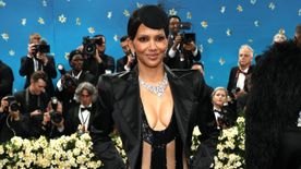 Halle Berry 57 évesen, az ágyékát alig takaró ruhában robbantotta fel a vörös szőnyeget - Fotón a durva meztelenruha