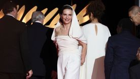 Ez volt az egyik legszebb ruhaköltemény Cannes-ban: Juliette Binoche szettjét 200 órán át készítették