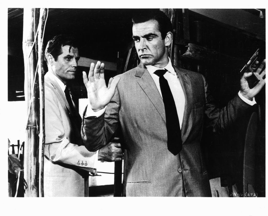 Sean Connery: az alfahím archetípusa. A mély, karcos hang, az uralkodói kiállás és a természetes sárm – Connery Bondja maga volt a megtestesült férfiasság.