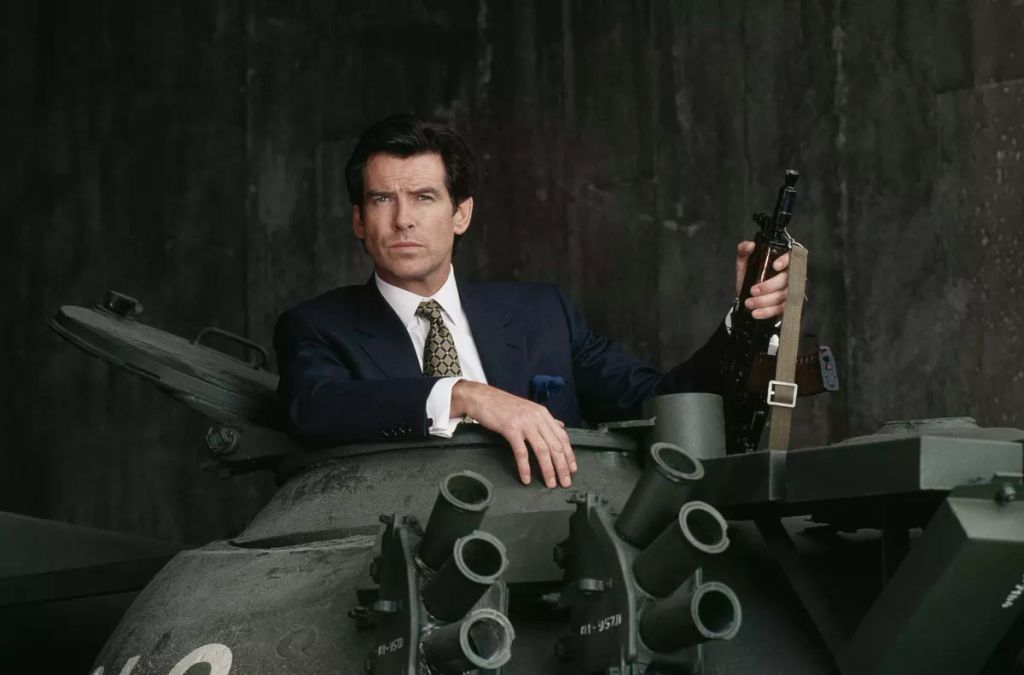 Pierce Brosnan: az elegancia mestere. Minden mozdulata selyem. A klasszikus brit úriember, aki egyetlen tekintetével képes leolvasztani a legkeményebb jégkirálynőt is.