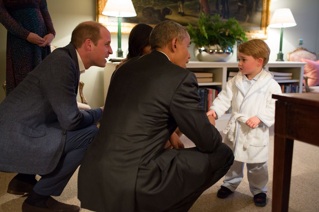 Amikor Barack Obama és felesége látogatást tett a Kensington-palotában, György herceg pizsamában és fürdőköpenyben fogadta őket. A jelenet annyira bájos volt, hogy még az amerikai elnököt is elhomályosította. 