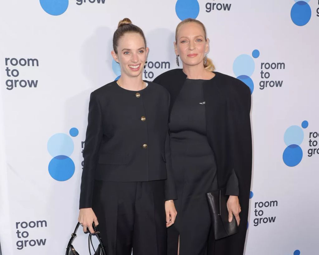 Uma Thurman lánya, Maya Hawke, gyorsan saját nevet szerzett magának a színészet világában, többek között a "Stranger Things" sorozatban nyújtott alakításával. Maya tehetsége és karizmája édesanyjáéhoz hasonlóan lenyűgöző, egyre több nagy Hollywoodi filmben találkozhatunk vele.