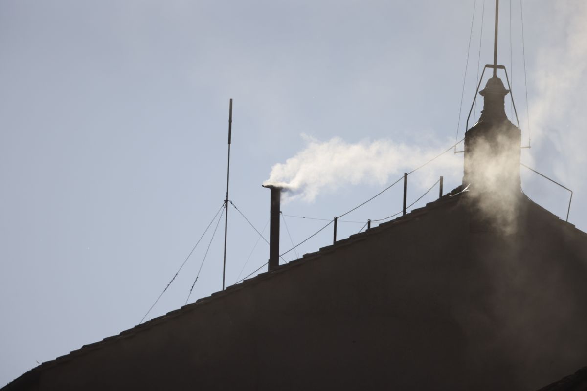 VATICAN CITY, VATICAN - MAY 8: White smoke rises from the chimney on the roof of the Sistine Chapel indicating that the College of Cardinals have elected a new Pope during their fourth vote on the second day of their secret conclave on May 8, 2025 in Vatican City, Vatican. Cardinals of the Catholic Church descended on Vatican City to commence the papal conclave, the secretive voting process held in the Sistine Chapel that requires a two-thirds majority to elect the new leader of the Catholic Church. The election follows the death of Pope Francis on April 21 at the age of 88.  (Photo by Dan Kitwood/Getty Images)