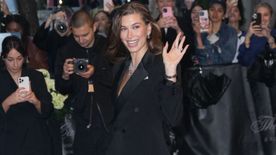 Hailey Bieber magányosan, egy pohár piával a kezében vonult be a Met-gálára – FOTÓ