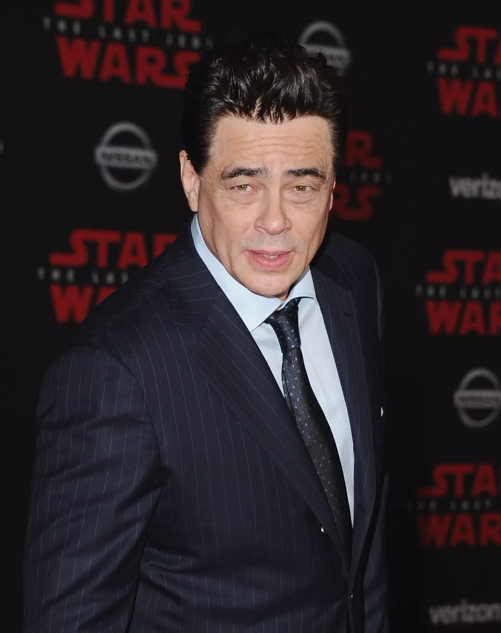 Benicio del Toro – A veszélyesen vonzó

Miért szingli?

Bár Benicio del Toro sosem házasodott meg, és a házasság intézményétől távol tartja magát, 2011-ben megszületett lánya, Delilah, akit Kimberly Stewarttal közösen nevelnek. A színész aktívan részt vesz lánya életében, de a romantikus kapcsolatokat illetően továbbra is visszafogott.
Sármos faktor: Vad, titokzatos és megközelíthetetlen – pont ettől annyira kívánatos.