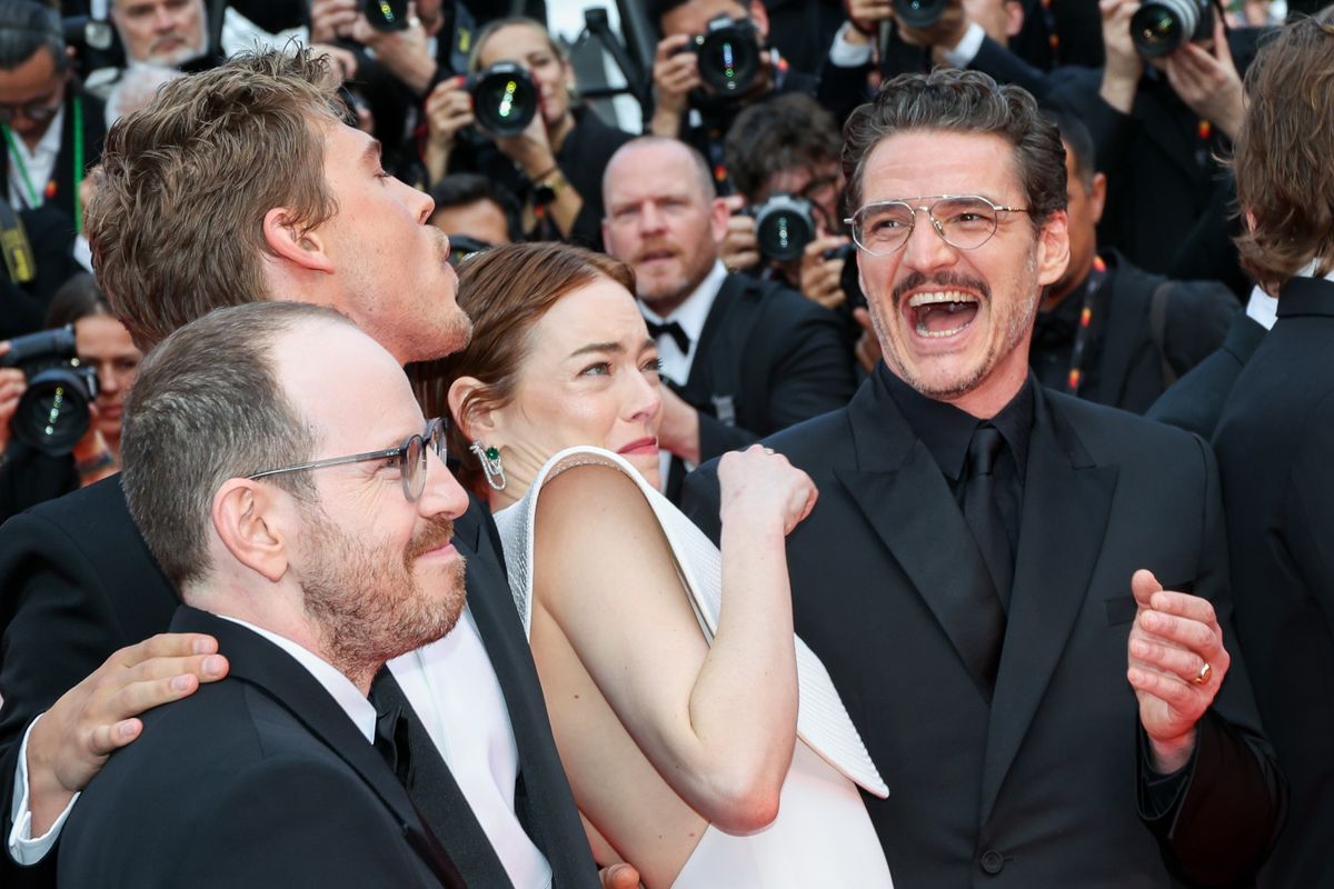 Ari Aster, Austin Butler, Emma Stone és Pedro Pascal reagálnak egy méhecskére az „Eddington” vörös szőnyegén a 78. éves cannes-i filmfesztiválon a Cannes-i Fesztiválpalotában 2025. május 16-án, Cannes-ban, Franciaországban. 